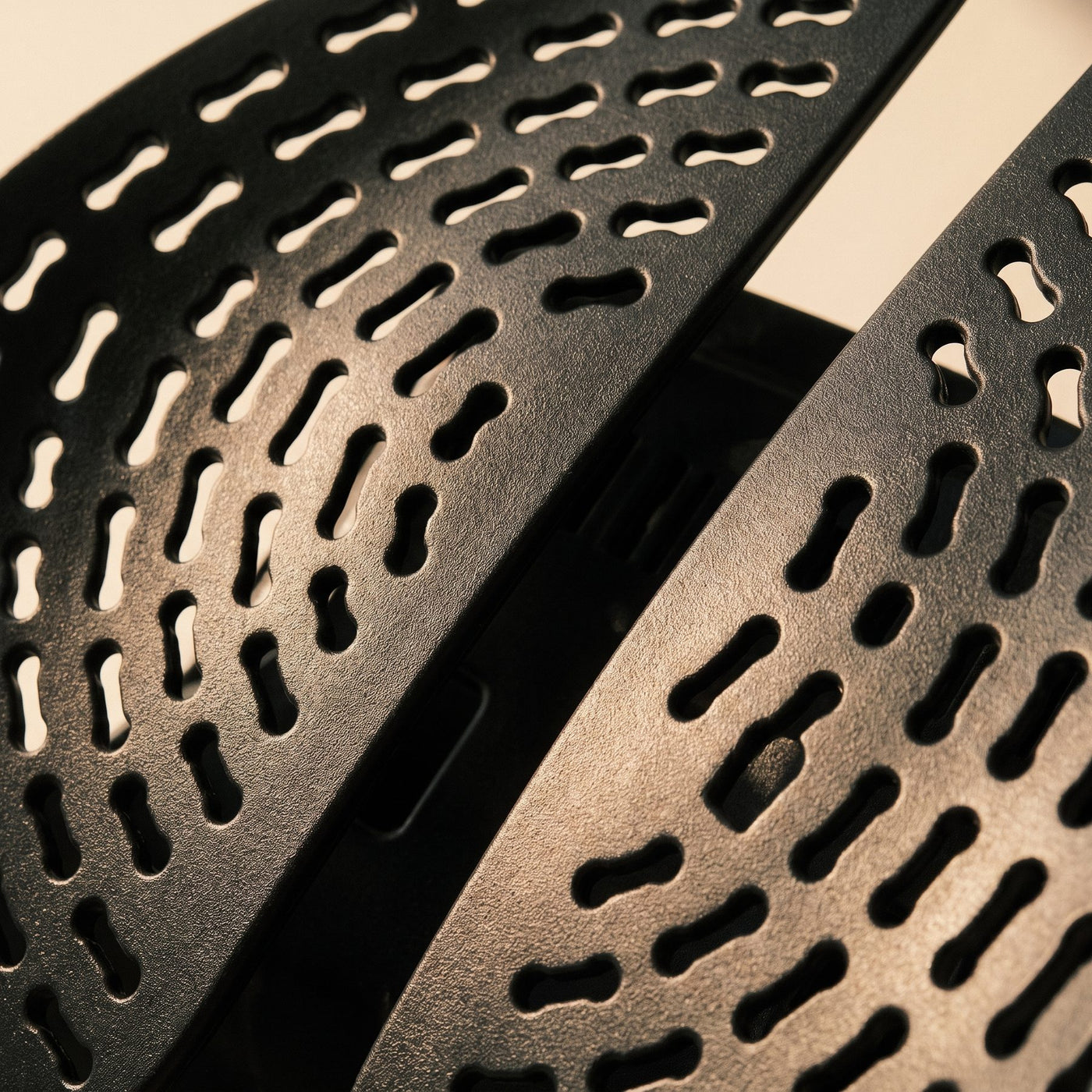 Close view of the ventilated shell and the open centre channel